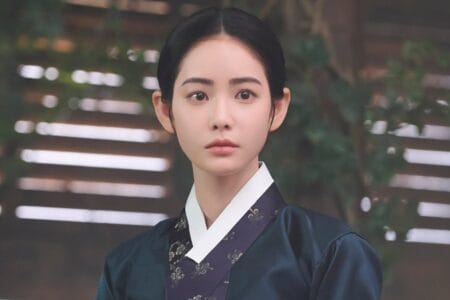 Hong Su Zu Transforms Into An Ambitious Woman Who Would Stop At Nothing To Achieve Her Goals In “Moon River”