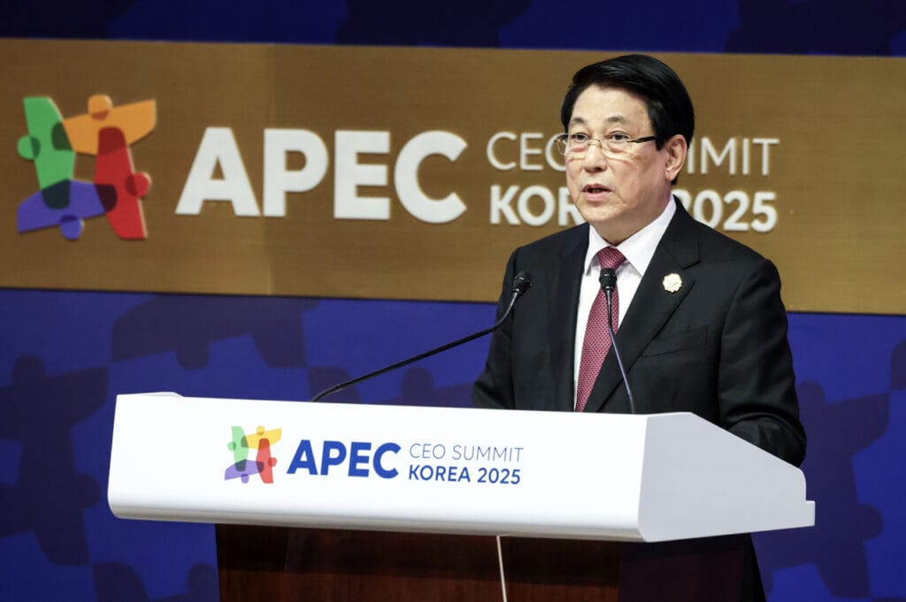 APEC leaders vow to connect fragmented global economy